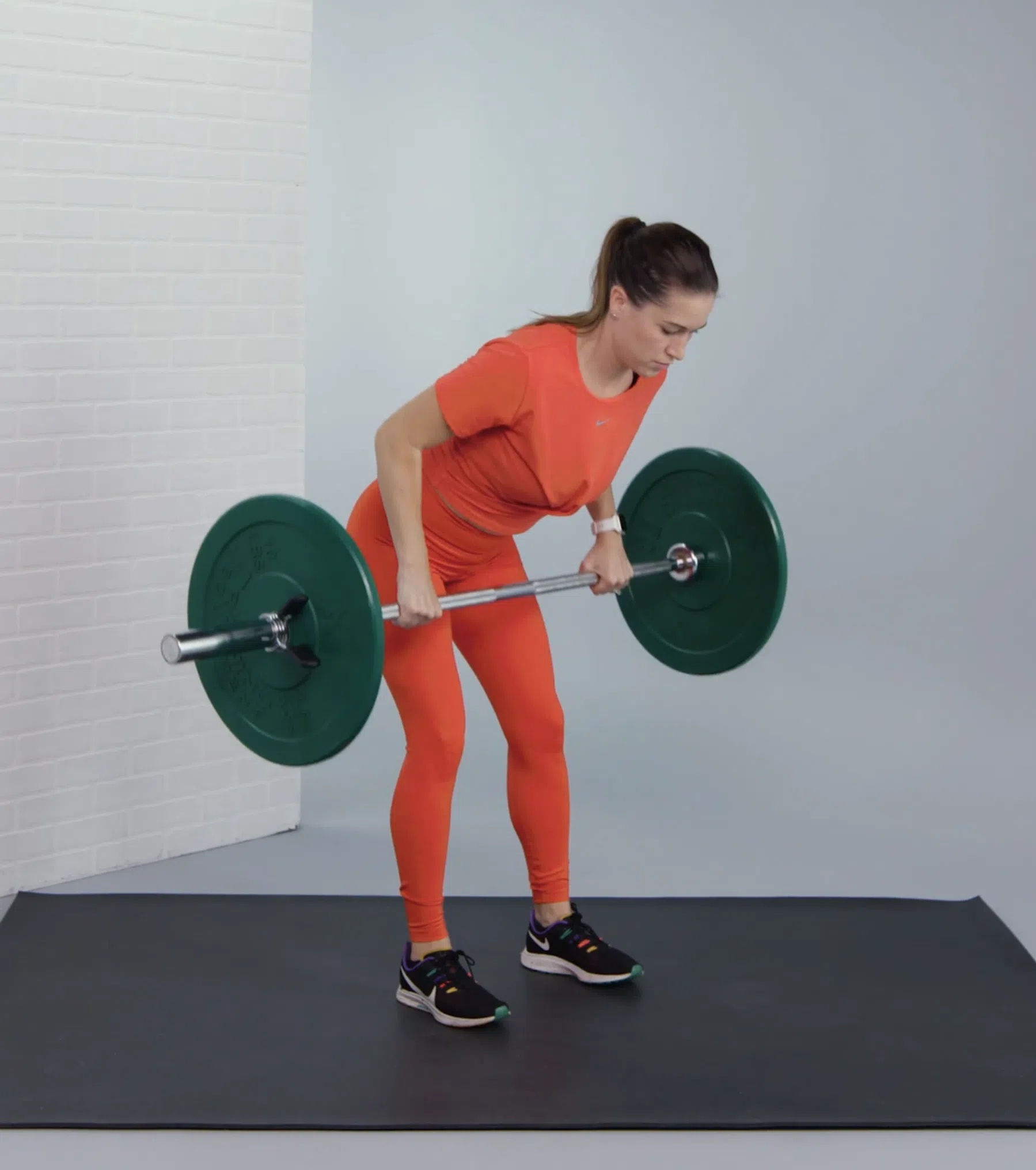 vrouw doet barbell bent-over row
